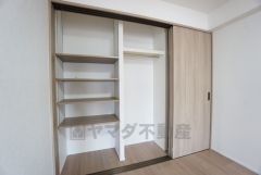 収納量たっぷりのクローゼット付です。ハンガーパイプ付で散らかりがちな洋服類もきれいに整理できます。使用頻度が少ないものは枕棚の上に、足元には3段ボックスを置いて、フル活用できるクローゼットです＾＾