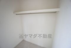 2階2洋室にハンガーパイプ付きのウォークインクローゼットが設けられています。たっぷり収納できるので衣替えの心配もいりませんね＾＾