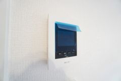 防犯はもちろん、セールスマン対策にもなるモニター付きインターホンです。 来訪者の顔が見えるので安心ですね＾＾