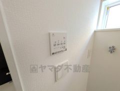 浴室暖房乾燥機には、暖房、乾燥、涼風、換気の4つの機能が付いています。タイマー付きです。換気・雨の日の洗濯も安心です＾＾