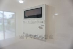 同仕様写真。おいだき機能つきなのでお風呂に入る時間が異なるご家庭には嬉しいですね。ボタン一つで快適で便利な生活が＾＾