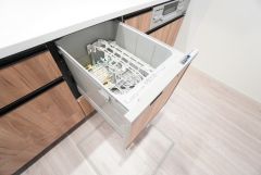 炊事時間を大幅に短縮できる食器洗浄乾燥機付き＾＾食器を洗う手間が減るので家族とのコミュニケーションの時間や自分の時間が増えますね。
