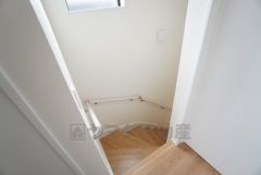 お子様も高齢の方も安心して上り下りができる手摺がついた安心設計です。 階段には小窓を配置しました。日中でも暗くなりがちな階段下が明るくなり安全ですね。