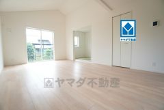 家族が集まる開放的なリビング。思い思いの時間を過ごしたり食事をしたり、素敵な団らんの場になりますね＾＾