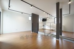 18帖。家族が集まる開放的なリビング。思い思いの時間を過ごしたり食事をしたり、素敵な団らんの場になりますね。