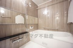 1日の疲れを癒すくつろぎのバスルーム。足を伸ばしてもゆったりと入れるサイズです。浴室乾燥機付きなので換気・雨の日の洗濯もばっちり＾＾