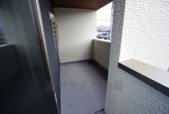 幅広のインナーバルコニーは多少の雨でも洗濯物を守ってくれ、家事を助けてくれること間違いなし。眩しすぎる日差しも和らげます。