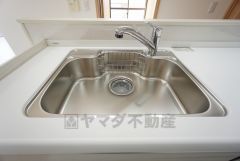 大きなお鍋も楽々洗える幅の広いシンクです＾＾ステンレスシンクなので簡単にお掃除できますよ。洗剤やスポンジもすっきりできる収納付き。