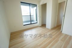 収納力豊富なウォークインクローゼット。洋服や小物などを1箇所にまとめて美しい収納を実現します。スーツケースのような大型の荷物も置けます＾＾