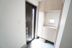 たっぷり収納できるシューズボックスです。家族全員の靴がきれいに整頓できます。棚の上にお花や写真を飾っても良いですね。