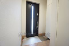 玄関扉にスリットのある明るい玄関です＾＾シューズボックス付きなので、家族全員の靴がきれいに整頓できます。