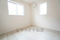 2面採光を確保した明るい室内は、風通しも良く、大変居心地の良い空間となっております。日当たりがよく、子供部屋としての利用もおすすめ。