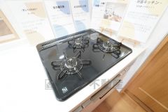 3種類の料理が同時に調理できる、3口ガスコンロ。忙しい夕食の支度時間が短縮できて効率よくお料理が楽しめます。