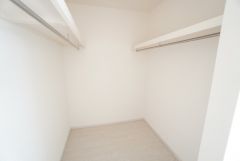 収納力豊富なウォークインクローゼット。洋服や小物などを1箇所にまとめて美しい収納を実現します。スーツケースのような大型の荷物も置けます＾＾