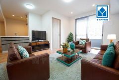 大きな掃き出し窓のあるリビングは、陽光あふれる明るい空間です。ゆったりと寛げる憩いの場となりそうです。家具はCGによるイメージ画像です。