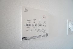 雨の日の洗濯も安心できる浴室暖房乾燥機付き浴室。リモコンで操作もボタン1つで簡単。