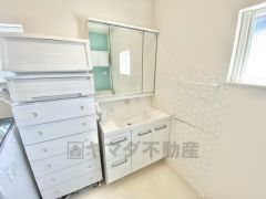 三面鏡裏収納付き洗面化粧台です＾＾