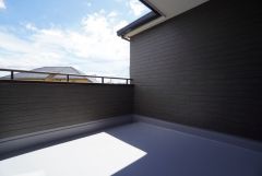 南側に面した大型のバルコニーは日当たり良好です。お洗濯物も気持ちよく干せそうです。日光浴をしたり、星を眺めたりも良いですね^^