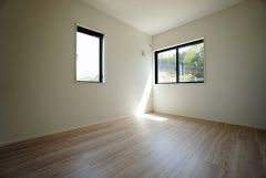 同仕様写真。暖かい日差しが差し込む洋室。たっぷり収納できるクローゼット付きでお部屋の中をすっきりと快適に保てます。