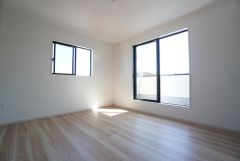 木目調のシンプルデザインで落ち着きと安らぎの空間に仕上げています。各部屋に収納が完備されているので、お荷物が増えても安心の設計です。