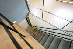 玄関を入るとそのまま階段となっています＾＾明るい空間です＾＾