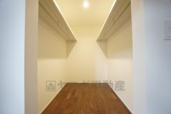 ウォークインクローゼットには扉を付けていないので部屋がより広く感じられますね。 使用頻度が少ないものは枕棚の上に、足元には3段ボックスを置いて、フル活用できますね＾＾