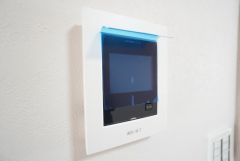 防犯はもちろん、セールスマン対策にもなるモニター付きインターホンです。お子さん1人での留守番時にも活躍しそうです。