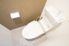 ウォシュレット、暖房便座、節電・節水機能など、使い勝手のよい高機能トイレです。 お洒落なアクセントクロスとシンプルなフローリングでこだわりの空間＾＾ 
