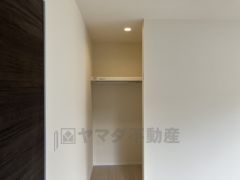 洋室にはハンガーパイプ付きのウォークインクローゼットが設けられています。たっぷり収納できるので衣替えの心配もいりませんね＾＾