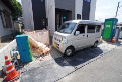 駐車スペースはゆとりある2台分を確保。マイカー用に、お客さま用に、余裕を持ってご利用いただけます＾＾