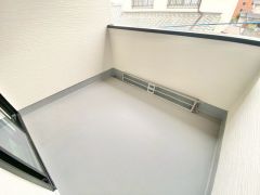 広々としたインナーバルコニー。眩しすぎる日差しも和らげます。