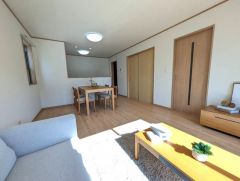 窓から光が差し込む明るいダイニングです＾＾