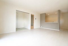 リビングは広々とした設計で、家族が集い、寛ぐ暮らしの空間を演出しています。思い思いの時間を過ごしたり、家族みんなで食事をしたり、素敵な団らんの場になりますね。