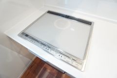 お手入れのしやすいIHクッキングヒーターです。3口コンロなので、効率よくお料理が楽しめます。毎日のお料理も楽しくなりますね＾＾