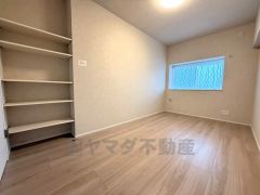 6.6帖。主寝室としてお使いいただけそうなこちらのお部屋は、日当たりが良く、爽やかな風を感じて起きる朝は、快適生活の始まりに。ウォークインクローゼットと可動棚収納付き＾＾