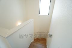 お子様も高齢の方も安心して上り下りができる手摺がついた安心設計です。 階段には小窓を配置しました。日中でも暗くなりがちな階段下が明るくなり安全ですね。