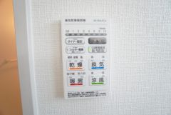 雨の日の洗濯も安心できる浴室暖房乾燥機付き浴室。リモコンで操作もボタン1つで簡単。