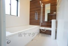 1日の疲れを癒すくつろぎのバスルーム。足を伸ばしてもゆったりと入れるサイズです。お子様と一緒にお風呂に入っても狭くないですね＾＾ 