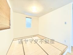 4.5帖の小上がり和室です。お子様のお昼寝スペースや書斎としてもお使いいただけます＾＾