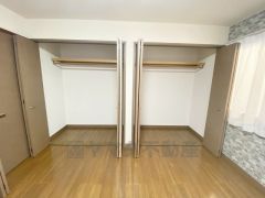 洋室にはハンガーパイプ付きのクローゼットが設けられています。たっぷり収納できるので衣替えの心配もいりませんね＾＾