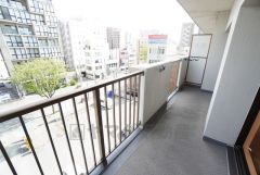 陽当たりの良いバルコニーです。お洗濯やお布団干しはもちろん、日光浴スペースにも＾＾ 天気のいい日にはお布団もまとめて干せそうですね＾＾ 