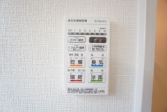 雨の日の洗濯も安心できる浴室暖房乾燥機付き浴室。リモコンで操作もボタン1つで簡単。