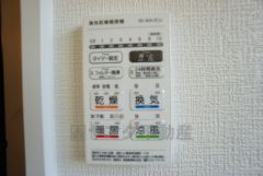 雨の日の洗濯も安心できる浴室暖房乾燥機付き浴室。リモコンで操作もボタン1つで簡単。浴室暖房乾燥機には、暖房、乾燥、涼風、換気の4つの機能が付いています。