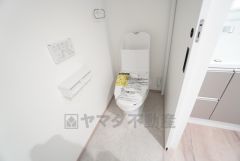 清潔感のある使い勝手の良いトイレで、毎日気持ちよくお使いいただけます。温水洗浄便座付きで、季節を問わず快適にご利用いただけます＾＾