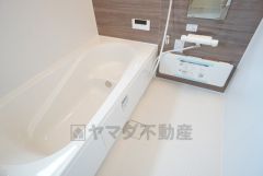 1日の疲れを癒すくつろぎのバスルーム。足を伸ばしてもゆったりと入れるサイズです。 窓付きなので換気も出来ます＾＾