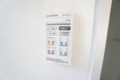 浴室暖房乾燥機には、暖房、乾燥、涼風、換気の4つの機能が付いています。タイマー付きです。換気・雨の日の洗濯も安心です＾＾