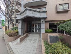 エントランスへはスロープが設けられています。