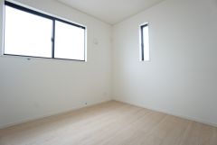 2面採光を確保した明るい室内は、風通しも良く、大変居心地の良い空間となっております。日当たりがよく、子供部屋としての利用もおすすめ。