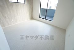 主寝室としてお使いいただけそうなこちらのお部屋は、日当たりが良く、爽やかな風を感じて起きる朝は、快適生活の始まりに。