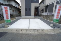 駐車スペースはゆとりある並列2台分を確保。マイカー用に、お客さま用に、余裕を持ってご利用いただけます＾＾ 